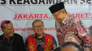 Ketua Umum Lembaga Persahabatan Ormas Islam (LPOI) Said Aqil Siradj (kanan) saat menghadiri deklarasi Pemilu Damai di Jakarta, Jumat (22/3). LPOI siap menjaga proses Pemilu 2019 yang bersih, jujur, dan damai. (Liputan6.com/Angga Yuniar)