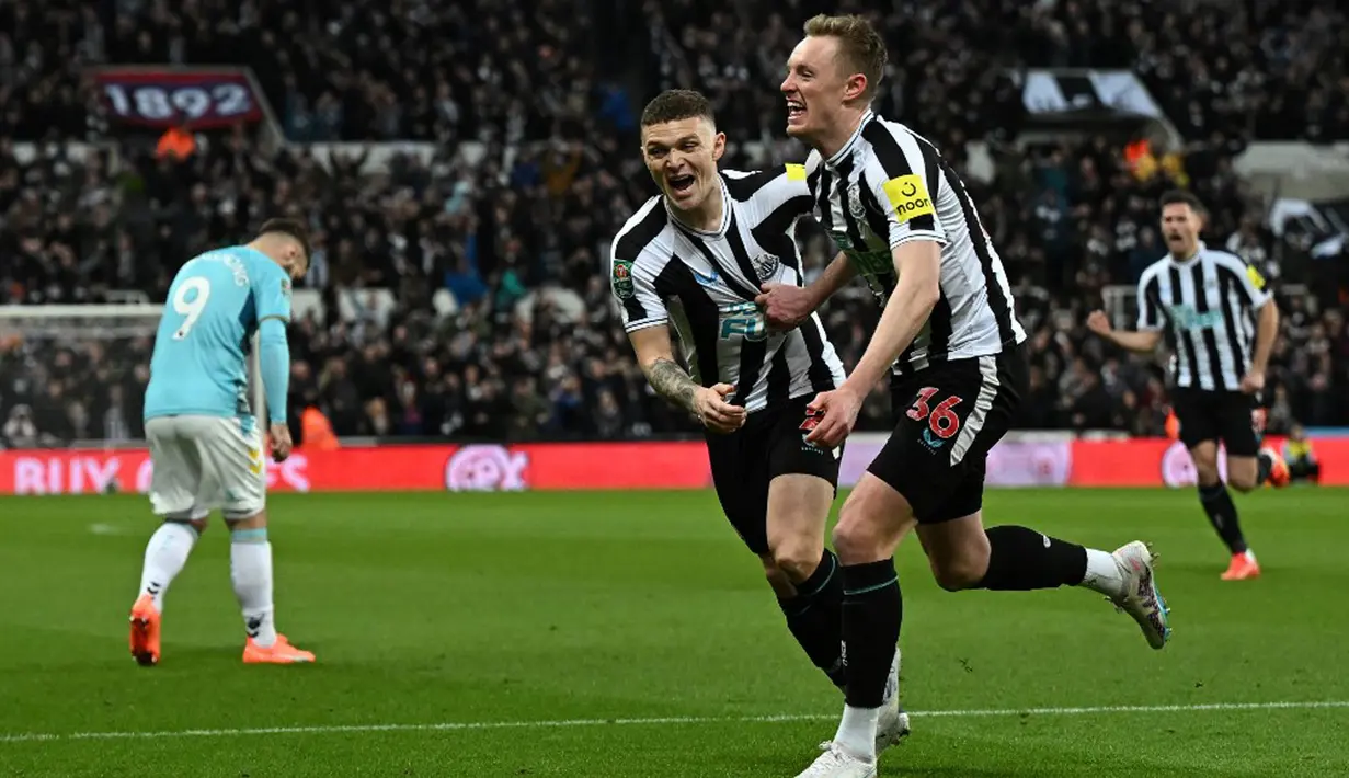 Pemain Newcastle United Longstaff (kanan) merayakan dengan Kieran Trippier (tengah) setelah mencetak gol ke gawang Southampton pada pertandingan sepak bola semifinal Piala Liga Inggris di Stadion St James's Park, Newcastle, Inggris, 31 Januari 2023. Newcastle United mengalahkan Southampton dengan skor 2-1 dan berhasil melenggang ke final Piala Liga Inggris. (Paul ELLIS/AFP)