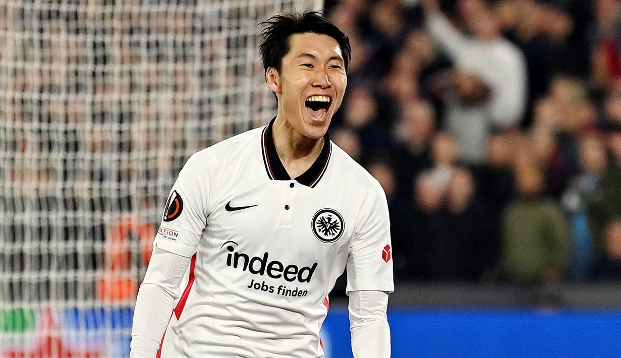Daichi Kamada merupakan salah satu pemain yang turut menjadi bagian penting Eintracht Frankfurt saat meraih trofi Liga Europa musim 2021/2022. Pria asal Jepang itu memiliki harga 22 juta euro atau setara dengan Rp345 miliar. (AFP/Glyn Kirk)