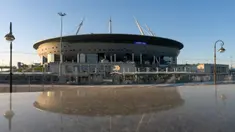 Pemandangan Stadion Saint Petersburg di Rusia, Selasa (4/2/2020). Stadion yang sekilas mirip dengan desain pesawat luar angkasa ini merupakan satu dari 12 stadion tuan rumah Euro 2020. (Olga MALTSEVA/AFP)