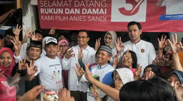 Cagub DKI Jakarta, Anies Baswedan berfoto bersama saat melakukan kunjungan ke Gang Sawo, Ampera, Jakarta Selatan, Senin (20/3). Dalam kunjungannya Anies mensosialisasikan program JKP Plus. (Liputan6.com/Yoppy Renato)