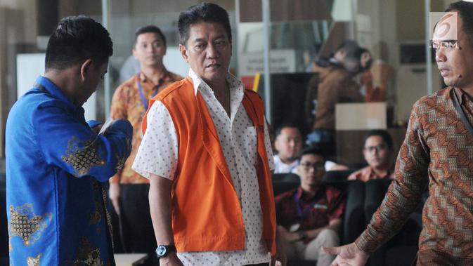Hakim Pengadilan Negeri Jakarta Selatan, Irwan tiba untuk pemeriksaan di Gedung KPK, Jakarta, Jumat (14/12). Irwan  menjalani pemeriksaan perdana sebagai tersangka kasus dugaan suap penanganan perkara perdata di PN Jaksel. (Merdeka.com/Dwi Narwoko)