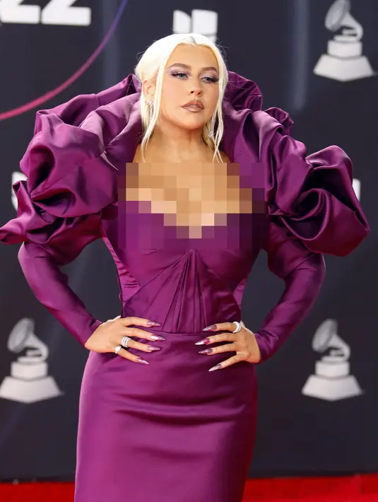 <p>Christina Aguilera menghadiri Latin Grammy Awards 2022 di Michelob Ultra Arena, Las Vegas, Nevada, Amerika Serikat, 17 November 2022. Pemenang Grammy lima kali itu menata rambut pirangnya dengan sulur-sulur yang menggantung. (Ronda CHURCHILL/AFP)</p>