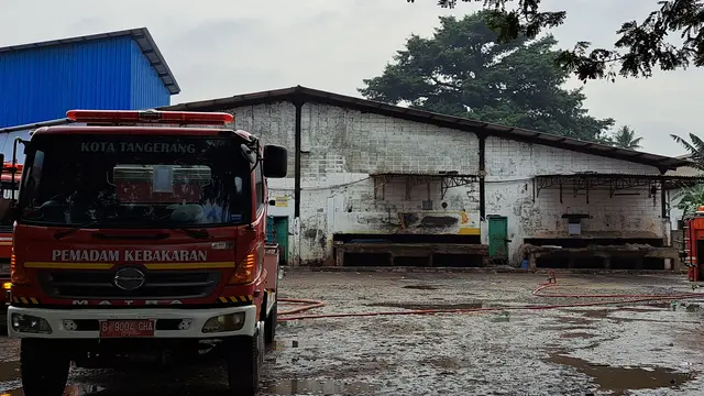 Petugas Damkar Diterjunkan untuk Menangani Kebocoran Gas Pabrik Es di Tangerang