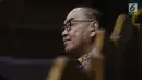 Terdakwa suap pembangunan PLTU Riau-1 Johannes Budisutrisno Kotjo menyimak keterangan saksi saat sidang lanjutan di Pengadilan Tipikor, Jakarta, Kamis (18/10). Sidang mendengar keterangan empat orang saksi. (Liputan6.com/Helmi Fithriansyah)