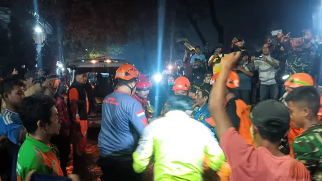 Proses evakuasi korban longsoran sampah di TPST Bantargebang, Kota Bekasi.