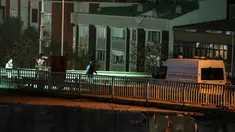 Petugas forensik berada di lokasi ledakan yang diakibatkan oleh bom pipa di dekat stasiun kereta api bawah tanah Bayrampasa, Istanbul, Selasa (1/12). Ledakan yang terjadi pada saat jam sibuk tersebut melukai sedikitnya enam orang. (AFP/ Cagdas ERDOGAN)