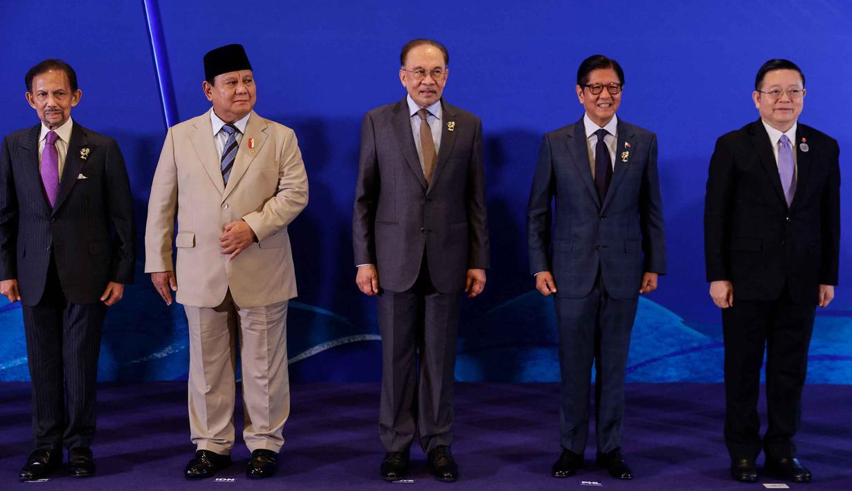 Kunjungan ini merupakan langkah strategis Indonesia dalam memperkuat peran di kawasan Asia Tenggara serta merumuskan kebijakan bersama menghadapi tantangan global. Tampak dalam foto, Sultan Brunei Hassanal Bolkiah, Presiden Indonesia Prabowo Subianto, Perdana Menteri Malaysia Anwar Ibrahim, Presiden Filipina Ferdinand Marcos Jr., dan Sekretaris Jenderal ASEAN Kao Kim Hourn (dari kiri ke kanan) berfoto bersama dalam KTT Khusus Brunei Darussalam-Indonesia-Malaysia-Filipina Kawasan Pertumbuhan ASEAN Timur (BIMP-EAGA) di sela-sela KTT ke-48 Perhimpunan Bangsa-Bangsa Asia Tenggara (ASEAN) di Cebu, Filipina, Kamis 7 Mei 2026. (Rolex DELA PENA/POOL/AFP)