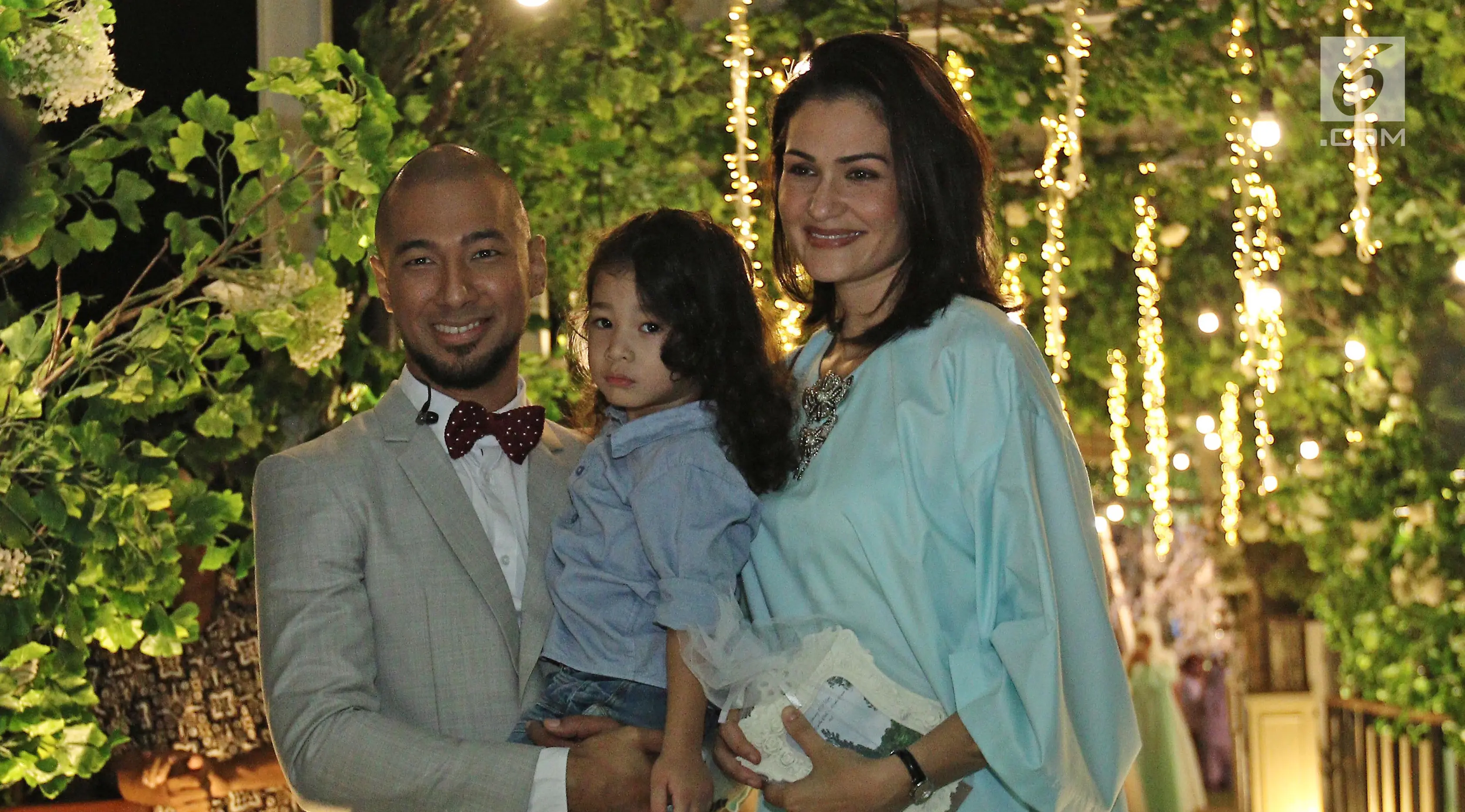 Penyanyi Marcell Siahaan bersama sang istri, Rima Melati Adams serta anaknya menghadiri resepsi kedua pernikahan Laudya Cynthia Bella dan Engku Emran di kawasan Dago, Bandung, Minggu (8/10). (Liputan6.com/Herman Zakharia)