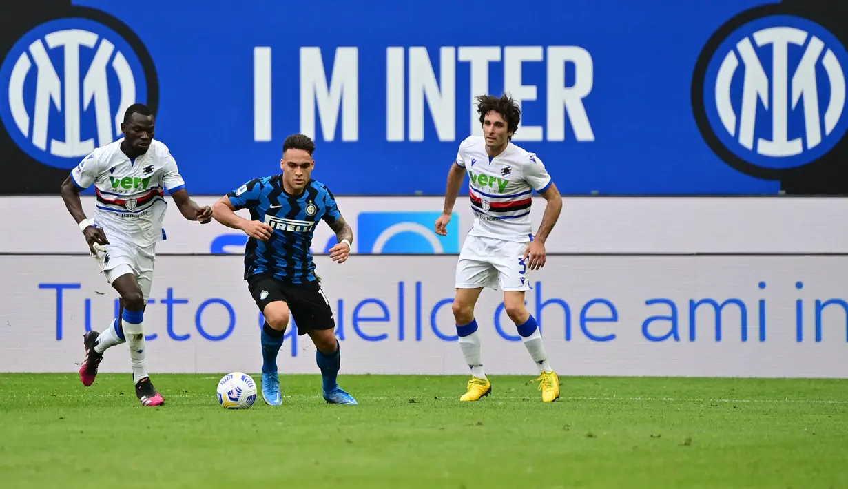 Striker Inter Milan, Lautaro Martinez, berusaha melewati pemain Sampdoria, Omar Colley, pada laga Liga Italia di Stadion Giuseppe Meazza, Sabtu (8/5/2021). Inter Milan menang dengan skor 5-1. (AFP/Miguel Medina)