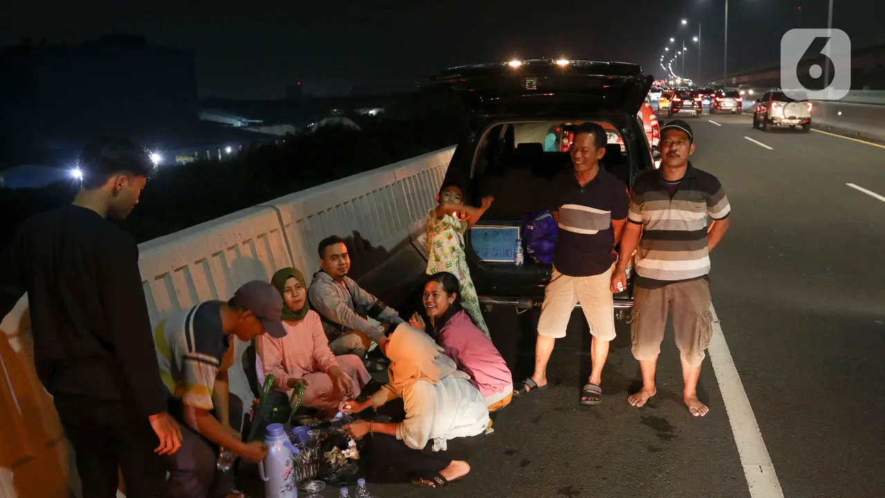 Pemudik Manfaatkan Kemacetan di Tol MBZ untuk Beristirahat Sejenak