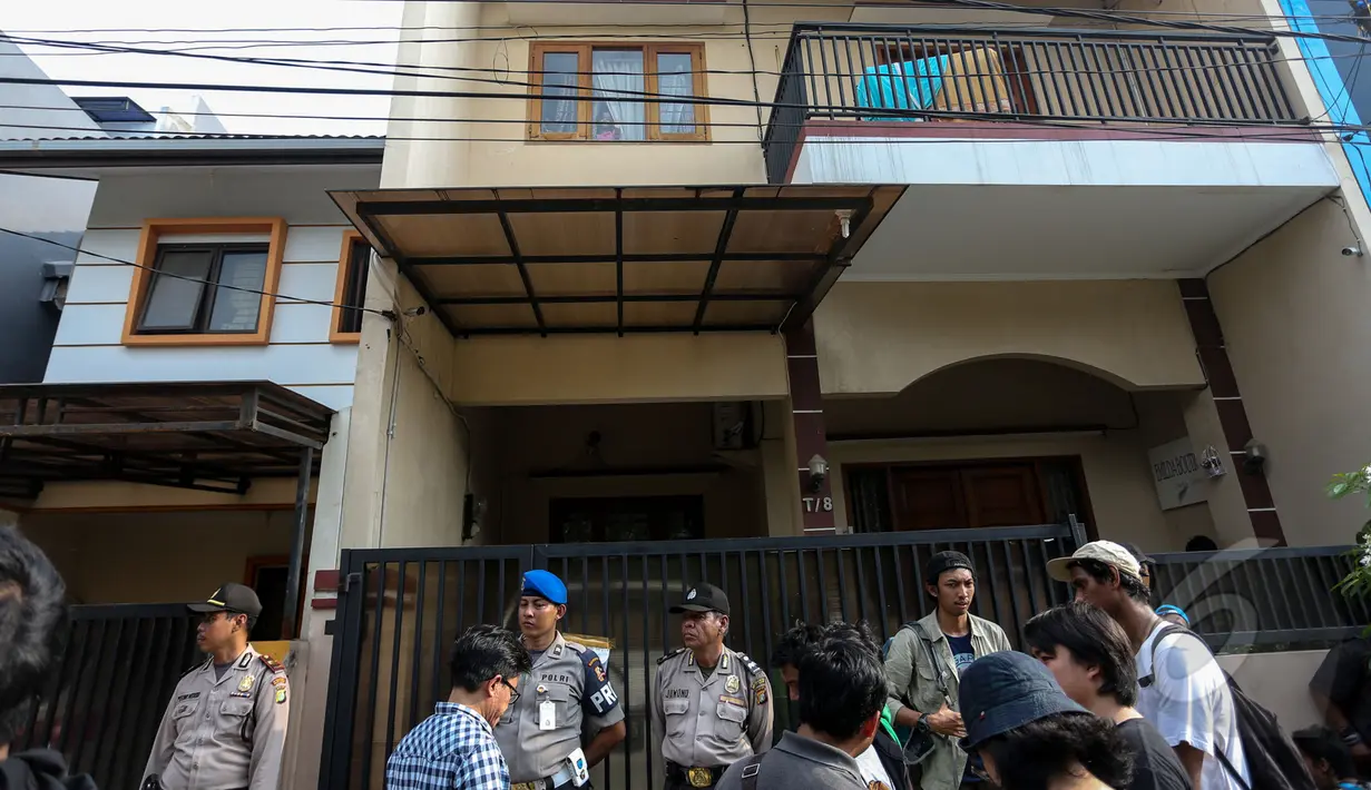 Anggota Bareskrim Mabes Polri melakukan penggeledahan di rumah Novel Baswedan di perumahan Kelapa Gading, Jakarta, Jumat (1/5/2015). Suasana di sekitar rumah  Novel Baswedan  saat Bareskrim melakukan penggeledahan.(Liputan6.com/Faizal Fanani)