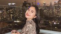 Prilly Latuconsina menikmati akhir tahun 2021 di New York, Amerika Sakit. Ia tampak cantik dengan lipstik merah merona. Dengan pakaian longslevee bermotif didominasi warna cokelat. Dipadukan bawahan leather. Dok. prillylatuconsina96