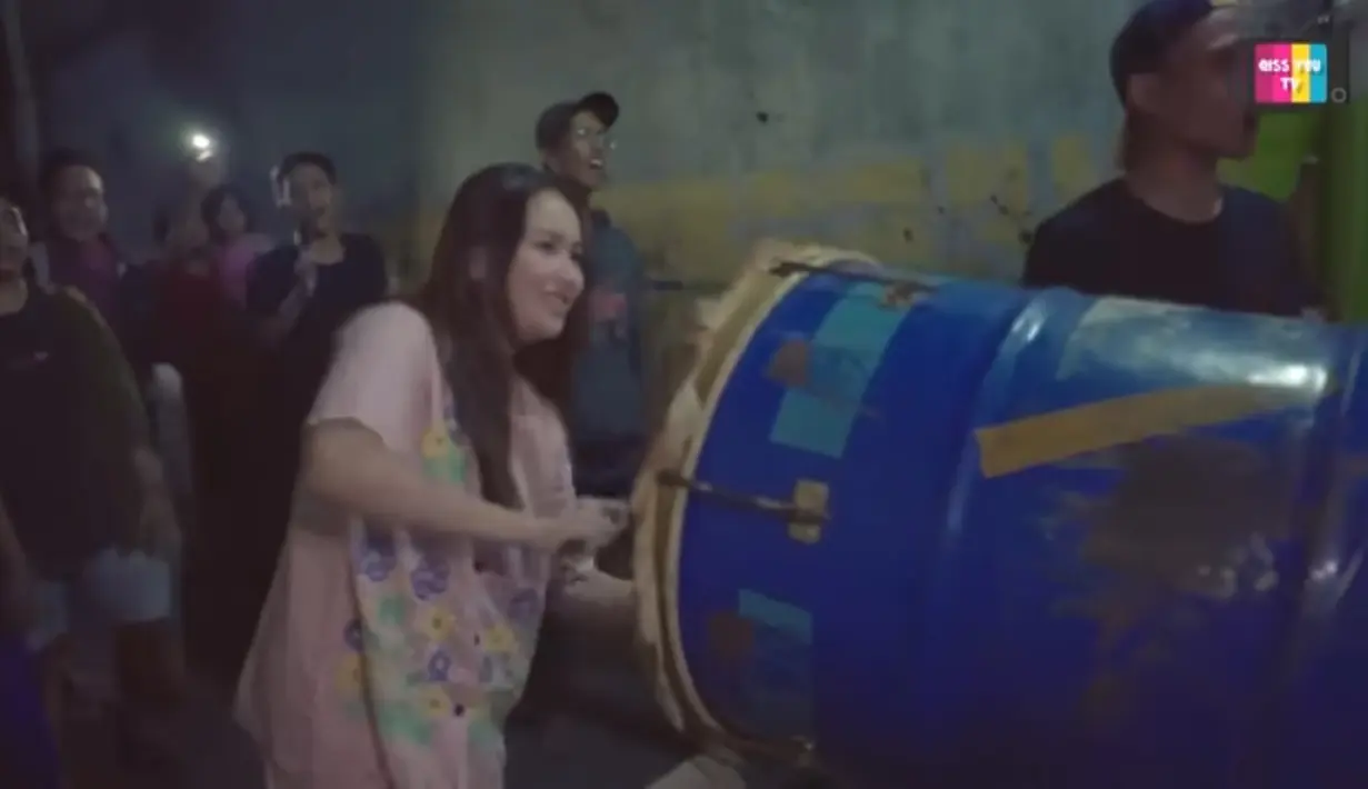 Tidak hanya menabuh bedug, Ayu juga teriak membangunkan sahur. "Buk bangun buk bangun sahur," kata Ayu Ting Ting yang membuat para pemuda yang mengikutinya tertawa. [Youtube/Qiss You TV]