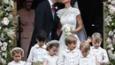 Pippa Middleton dan James Matthews berciuman setelah resmi menikah di sebuah gereja kecil di Inggris, Sabtu (20/5). Pernikahan itu dihadiri sejumlah nama besar seperti Pangeran Harry, Pangeran William dan petenis Roger Federer. (JUSTIN TALLIS/POOL/AFP)