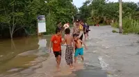 Salah satu titik banjir di Indragiri Hulu yang menjadi lokasi bermain warga dan masyarakat sekitar. (Liputan6.com/M Syukur)