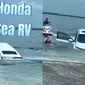 Kurang Hati-Hati saat Pilih Lokasi Parkir, Nasib Honda CR-V Berakhir Nahas (Instagram/@borobudur_media)