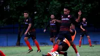 Pemain Persis Solo berlatih di lapangan AURI, Colomadu, Karanganyar, Selasa (2/4/2019). (Bola.com/Vincentius Atmaja)