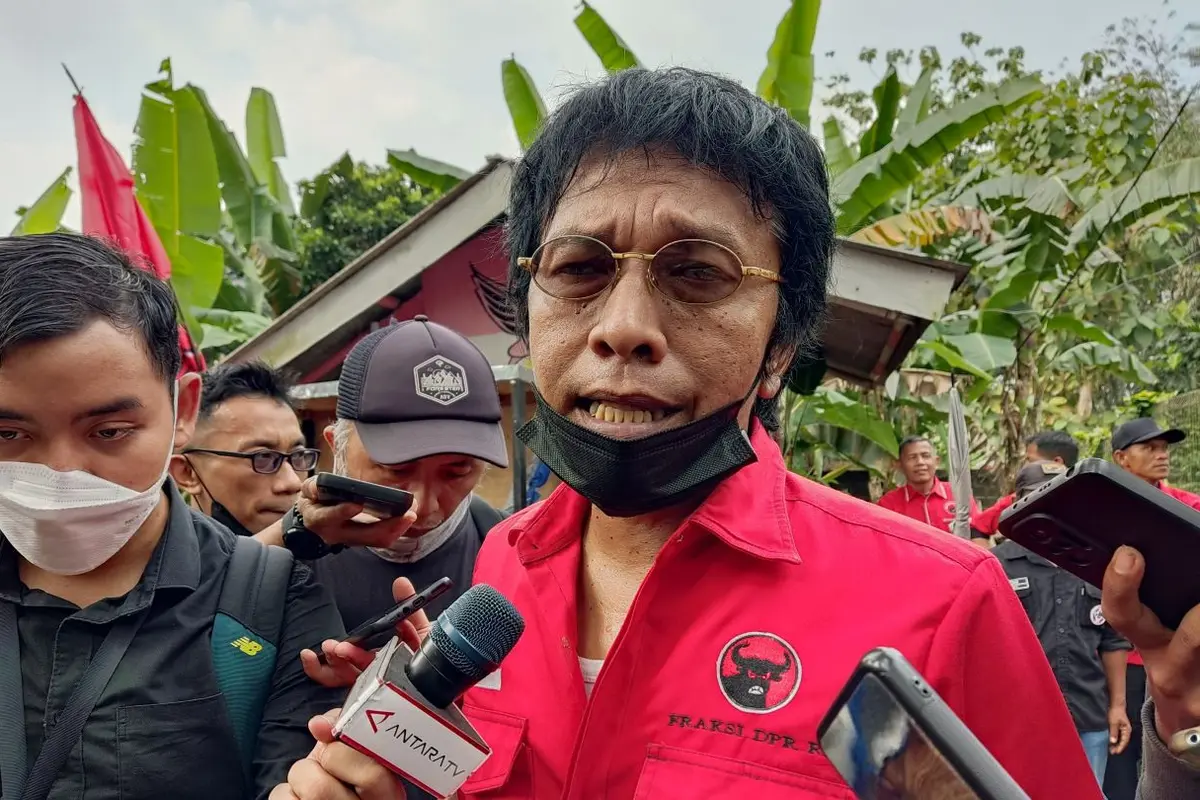 Politikus Partai Demokrasi Indonesia Perjuangan (PDIP) Adian Napitupulu