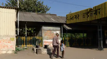 Foto pada 20 Maret 2014 menunjukkan pejalan kaki melintas di depan bekas kedai teh milik ayah PM India, Narendra Modi di stasiun kereta Vadnagar. Kedai teh itu akan dijadikan objek wisata untuk memperlihatkan perjuangan masa kecil Modi. (SAM PANTHAKY/AFP)