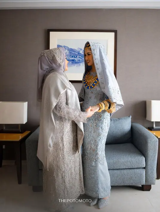 Ochi tampil anggun dalam balutan kebaya kurung berwarna biru muda dengan detail bordiran dan payet perak. Kebaya yang dirancang oleh desainer @renzilazuardi ini dipadukan dengan songket khas Minang, menciptakan tampilan yang elegan dan klasik. [@thepotomoto].