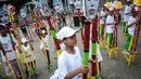 Egrang yang dihias warna-warni menyemarakkan pemecahan rekor dunia egrang yang termasuk dalam rangkaian penyelenggaraan TAFISA World Games 2016 di Kemayoran, Jakarta, Sabtu (8/10). Pemecahan rekor dunia ini diikuti 2.016 anak. (Liputan6.com/Faizal Fanani)
