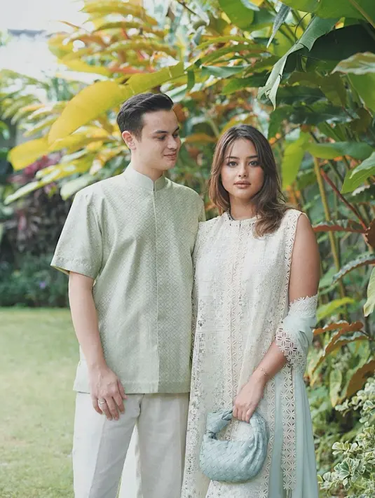 Mirip dengan Jessie-Maudy, Amanda-Tavan juga kompak dalam balutan baju Lebaran sage. Amanda cantik dengan atasan sleeveles dan palazo. Sedangkan Tavan kenakan baju koko lengan pendek [@akhairunisa]