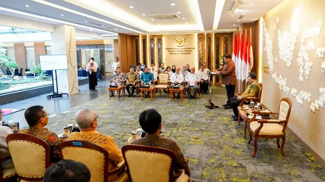 Menteri Koodinator Bidang Perekonomian Airlangga Hartarto di acara entry meeting Pemeriksaan atas Laporan Keuangan Kemenko Perekonomian, serta Laporan Keuangan Bagian Anggaran BUN pada PMO Program Kartu Prakerja Tahun 2023 di Kantor Kemenko Perekonomian.
