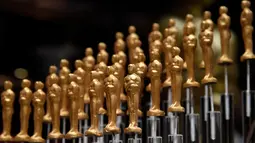 Deretan patung Oscar bertabur emas terbuat dari coklat ditampilkan saat konfrensi pers Ballars Governor Awards di Dolby Theatre, California, (15/2). Coklat tersebut akan disajikan pada malam Academy Awards ke-91. (Kevork Djansezian / Getty Images / AFP)