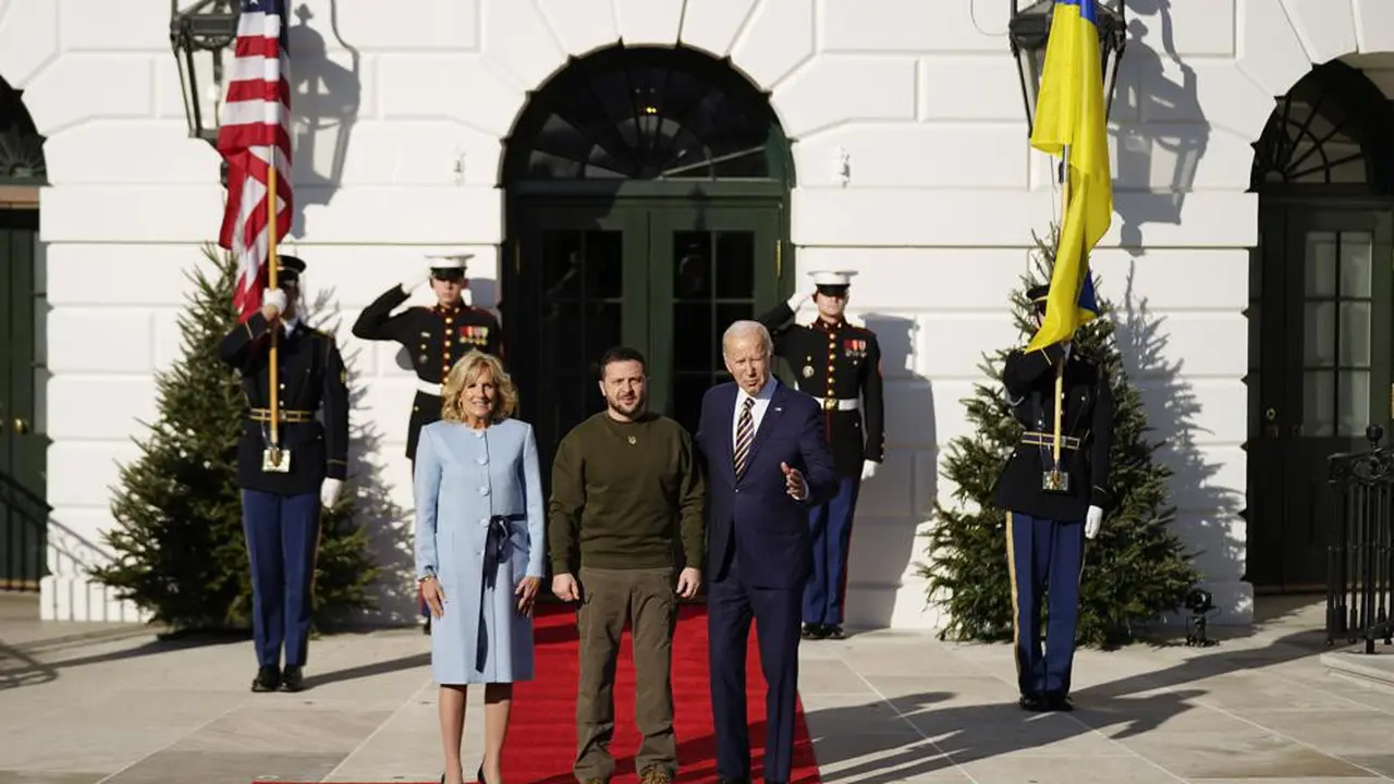 Presiden Joe Biden dan ibu negara Jill Biden, menyambut Presiden Ukraina Volodymyr Zelensky di Gedung Putih di Washington, Rabu, 21 Desember 2022. (AP Photo/Andrew Harnik)