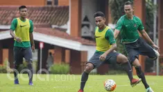Bek Persipura, Osvaldo Haay, berusaha mengamankan bola dari bek Persija, Ryuji Utomo, saat mengikuti seleksi Timnas Indonesia U-22 di Lapangan SPH Karawaci, Banten, Selasa (28/2/2017). (Bola.com/Vitalis Yogi Trisna)