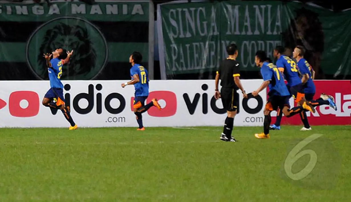 Bek Arema Cronus, Gilang Ginarsa saat merayakan selebrasi di ikuti pemain lainya usai mencetak gol  saat laga Final SCM Cup 2015 di Stadion Jakabaring,Selasa (27/1/2015). Arema Cronus Menang 1-0 atas Sriwijaya FC. (Liputan6.com/Johan Tallo)