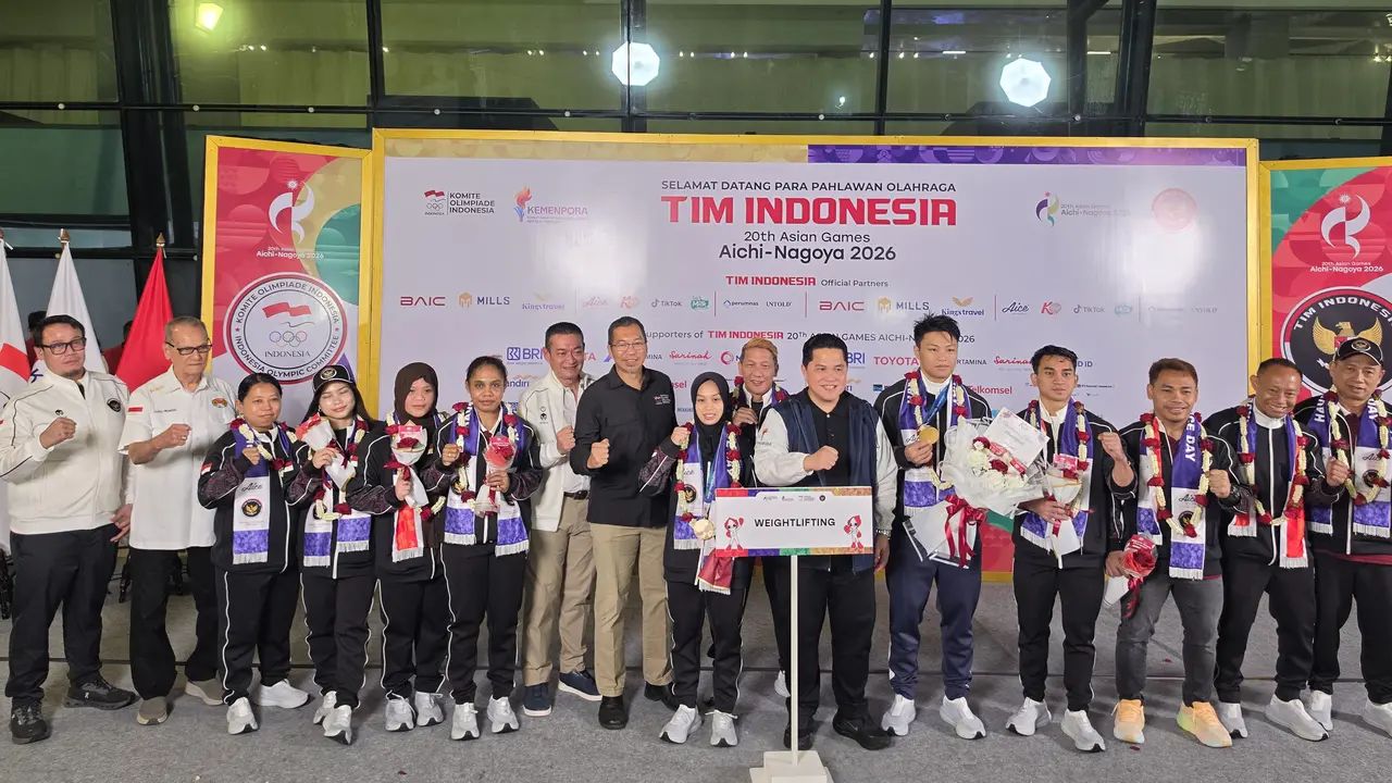 Menpora Erick Thohir saat menyambut peraih emas Asian Games 2026 di Bandara Soekarno Hatta