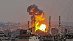 Bola api mengepul ke udara usai saat pemboman Israel di Jalur Gaza, Palestina, Jumat (20/7). Israel melancarkan serangan besar-besaran ke Jalur Gaza. (BASHAR TALEB/AFP)