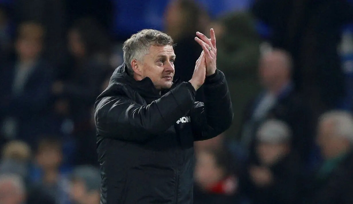 Pelatih Manchester United, Ole Gunnar Solskjaer, merayakan kemenangan atas Chelsea pada laga Piala Liga Inggris 2019 di Stadion Anfield, Rabu (30/10). Manchester United menang 2-1 atas Chelsea. (AP/Ian Walton)