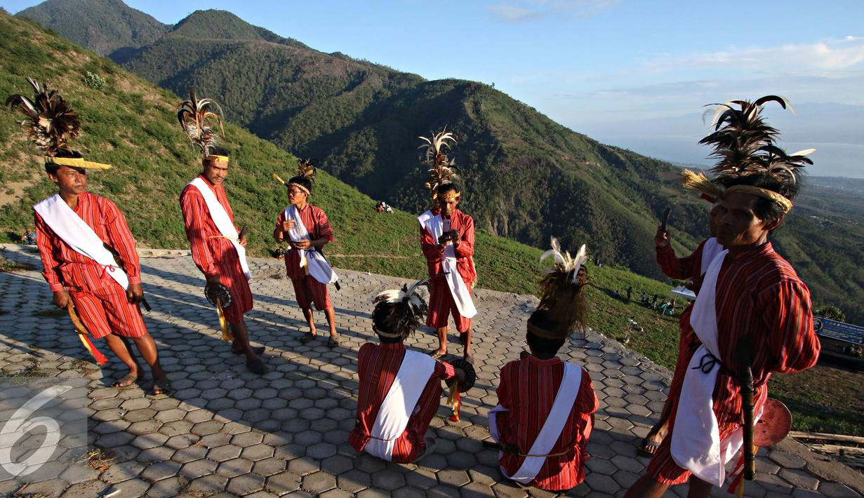 Seniman sebelum mementaskan tarian khas Toraja dan Dayak di Bukit Matantimali, Sigi, Sulawesi Tengah, Rabu (9/3). Tarian tersebut dilakukan dalam rangka menyambut gerhana matahari total serta menolak bala. (Liputan6.com/Immanuel Antonius)