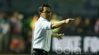 Pelatih Arema FC, AJi Santoso, memberikan arahan kepada anak asuhnya saat pertandingan antara Persib Bandung melawan Arema  FC di GBLA, Sabtu (15/04/2017). Skor berakhir imbang 0-0. (Bola.com/M Iqbal Ichsan).