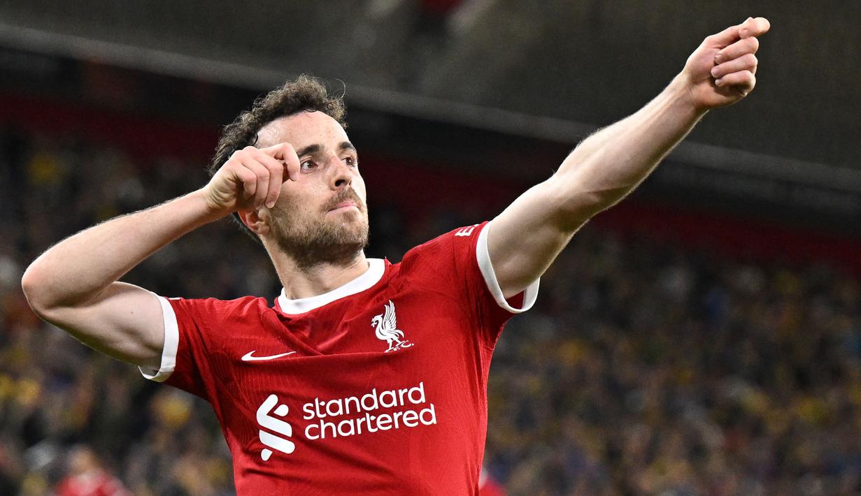 Pemain Liverpool, Diogo Jota melakukan selebrasi setelah mencetak gol kedua timnya ke gawang Union Saint-Gilloise pada laga Grup E Liga Europa 2023/2024 yang berlangsung di Anfield, Inggris, Jumat (6/10/2023) dini hari WIB. Liverpool menang dengan skor 2-0. (AFP/Oli Scarff)