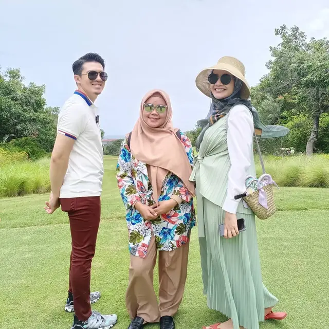 6 Momen Liburan Zaskia Sungkar di Bali, Seru Bareng Suami dan Keluarga