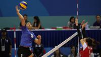 Aprilia Manganang lakukan smash ke arah pertahanan Vietnam (Helmi Fithriansyah/Liputan6.com)