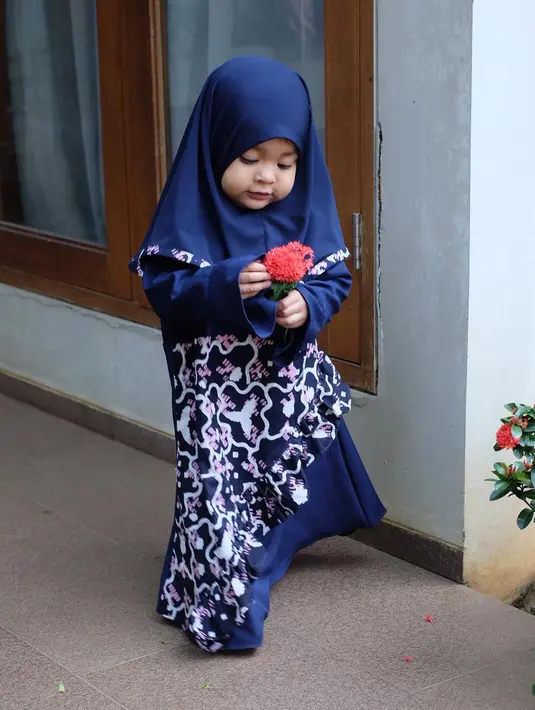 Anak dari Shireen Sungkar, Hawwa terlihat menggemaskan saat mengenakan hijab berwarna biru. (Foto: instagram.com/shireensungkar)