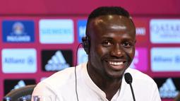 Mane sendiri ditebus oleh Bayern Munchen dengan harga 32 juta euro dari Liverpool. Keinginannya untuk mencari pengalaman baru mempermudah langkah FC Hollywood merekrut dirinya meski kontraknya di Anfield masih tersisa satu tahun lagi. (AFP/Christof Stache)