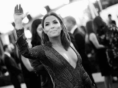 Aktris Eva Longoria mengenakan gaun seksi berbelahan dada rendah saat menghadiri ajang Screen Actors Guild Awards 2016 di The Shrine Auditorium, Los Angeles, 30 Januari 2016. (Charley Gallay/Getty Images untuk Turner /AFP)
