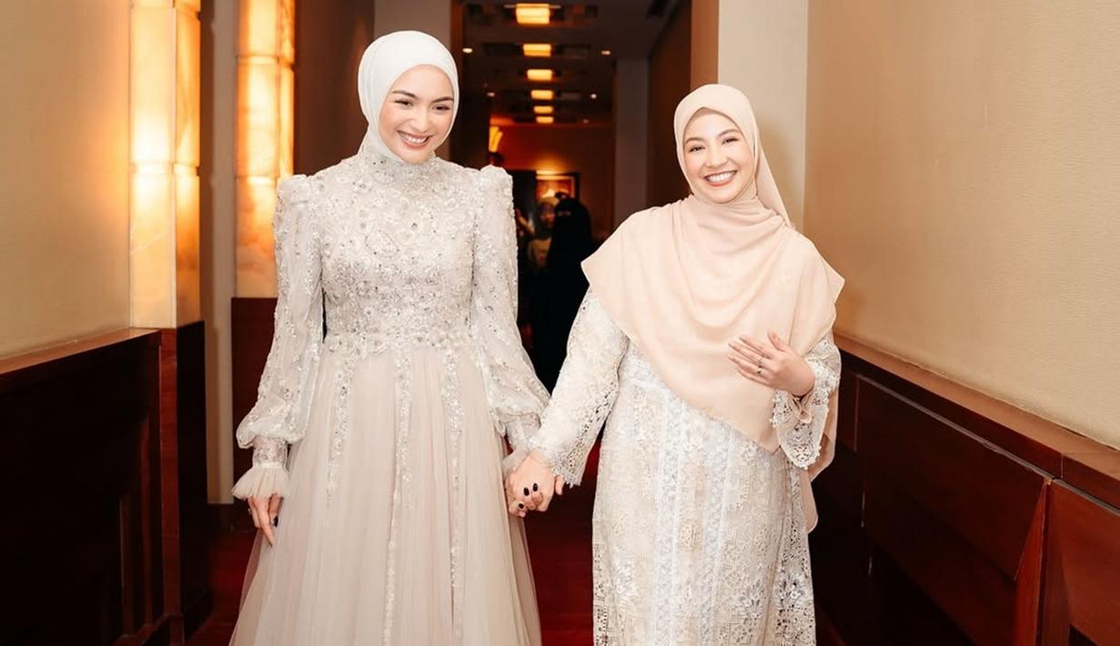 Potret Natasha Rizky dan Citra Kirana bergandengan di red carpet gala premiere Keajaiban Air Mata Wanita. Bersahabat sejak SMA dan langgeng hingga kini, tak sedikit netizen yang salut dengan persahabatan keduanya. Lewat laman Instagramnya, artis berusia 31 tahun ini menuliskan terima kasih kepada Citra Kirana karena sudah memberikan energi positif selama syuting. (Liputan6.com/IG/@natasharizkynew)