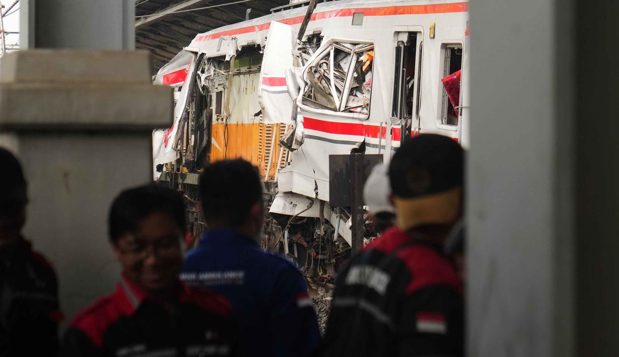 Para pekerja memeriksa kondisi lokomotif Kereta Api Jarak Jauh (KAJJ) Argo Bromo Anggrek dan salah satu gerbong Kereta Rel Listrik (KRL) Commuter Line yang mengalami kecelakaan di Stasiun Bekasi Timur, Bekasi, Jawa Barat, Selasa 28 April 2026. (AP Photo/Tatan Syuflana)