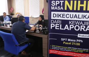 Petugas melayani masyarakat yang ingin melaporkan SPT di Kantor Direktorat Jenderal Pajak di Jakarta, Rabu (11/3/2020). Hingga 9 Maret 2020, pelaporan SPT pajak penghasilan (PPh) orang pribadi meningkat 34 persen jika dibandingkan pada tanggal yang sama tahun 2019. (Liputan6.com/Angga Yuniar)