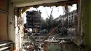 Sebuah foto diambil untuk menunjukkan kerusakan pada bangunan apartemen dari dalam ruang taman kanak-kanak yang hancur akibat serangan rudal di Kyiv, pada 8 Juli 2024. (Anatolii STEPANOV/AFP)