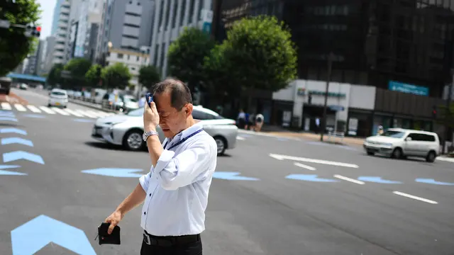 Potret Warga Tokyo Kepanasan Saat Cuaca Ekstrem