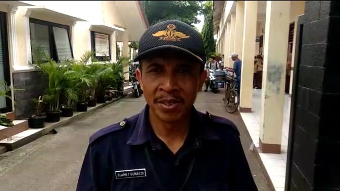 Seorang satpam di SMAN 4 Kota Tangerang Selatan tengah viral di media sosial lantaran aksinya yang merapihkan parkiran motor ratusan siswa, sesuai merk dan warna motornya.