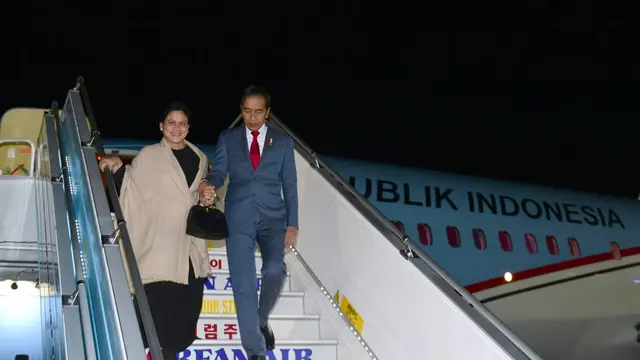 Presiden Joko Widodo atau Jokowi dan Ibu Negara Iriana tiba di Gimhae Air Force Base, Busan, Korea Selatan